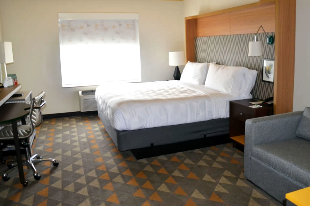 Holiday Inn Yakima newly renovated single guest room with a queen bed and sitting area renovated by Construction Expeditors of Seattle area.