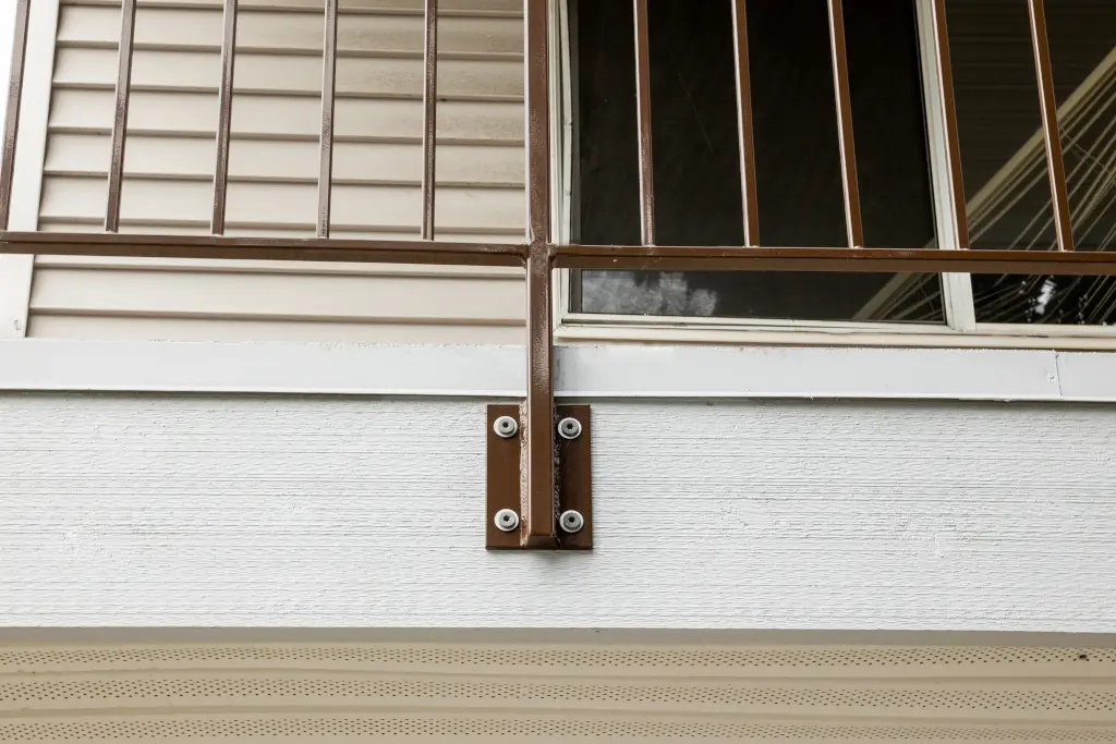 Stone Court Apartments Seattle - New Deck Rail Post